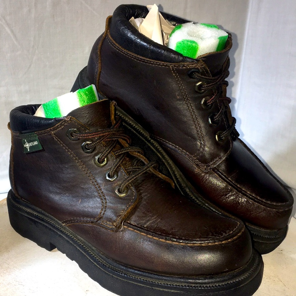 Eastland womens brown leather hiking boot size 7.